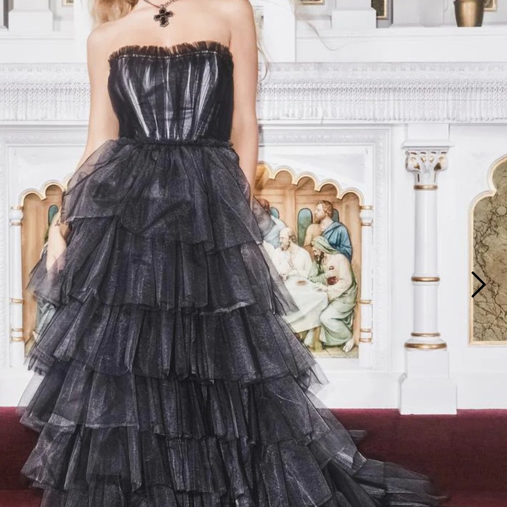 Chic Black Tiered Strapless Wedding Dress